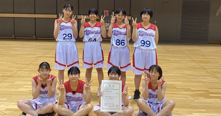 バスケットボールチームの集合写真